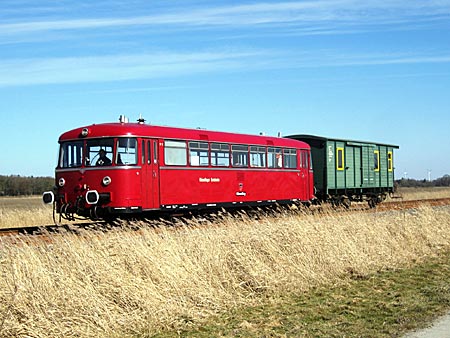 Eine der schönsten Bahnstrecken in Norddeutschland: Sande Express zwischen Hooksiel und Wilhelmshaven