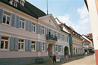 Herz des Markgräflerlandes: Müllheim und das Markgräfler Museum, das in einem Palais eines Weinhändlers aus dem Jahre 1780 residiert