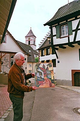 Auf den Spuren von August Macke in Kandern: Karlheinz Beyerle zeigt eine Reproduktion eines Gemäldes von Macke am heutigen Standort