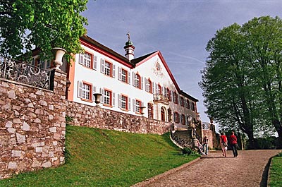 Wahrzeichen des Markgräflerlandes: das barocke Schloss Bürgeln oberhalb des Eggenertals