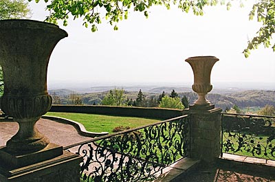 Panoramaterrasse: Von Schloss Bürgeln genießt man die Fernsicht in Richtung Frankreich und der Schweiz