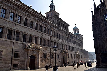 Symbol Nürnberger und deutscher Historie: das Rathaus aus dem 17. Jahrhundert, wiederaufgebaut nach 1945