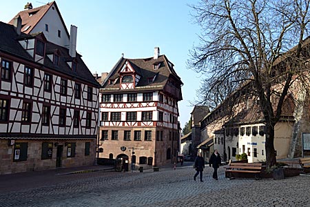 Hier geht’s mal nicht um die Wurst: Ein Besuch im Dürerhaus (Mitte) an der Kaiserburg gehört zum Pflichtprogramm in Nürnberg