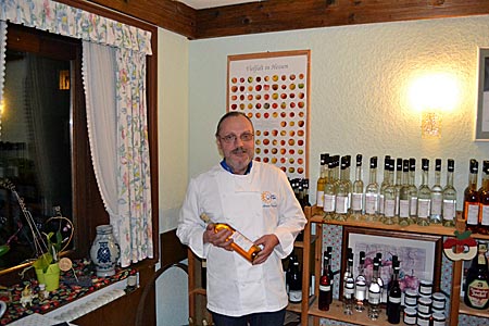 Odenwald - Apfelwein-Experte Armin Treusch in seiner Pomothek in Reichelsheim