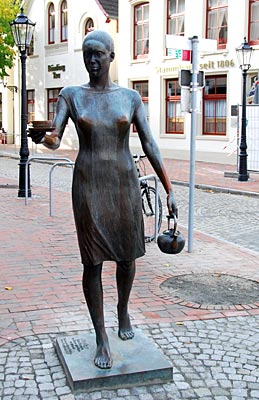 Ostfrieslands berühmteste Teetrinkerin: Statue vor dem Bünting-Stammhaus in Leer