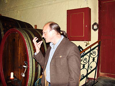 Deutschland - Pfalz - Venningen - Nachdrücklich ist die Geste von Georg Heinrich Wiedemann beim Rundgang durch sein Weinessiggut