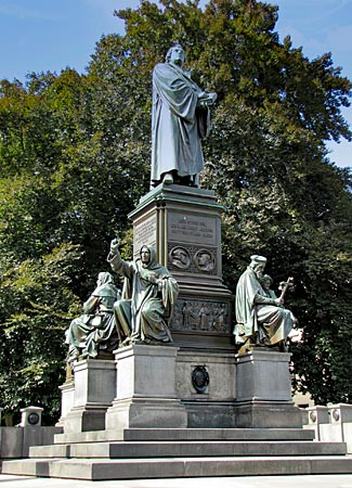 Rheinterrassenweg - Martin-Luther-Denkmal von 1868 von Ernst Rietschel in Worms