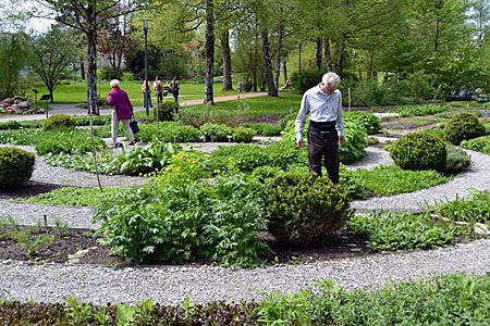 Tölzer Land - Ein paar der über 400 Kräuterpflanzen im Blick: Besucher im Kräuterpark von Bad Heilbrunn
