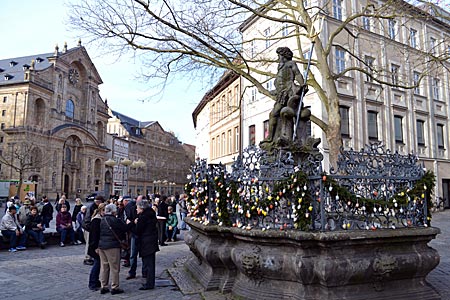 Bamberg - Was Neptun wohl dazu sagen würde: Osterbrunnen vor der Kirche St. Martin