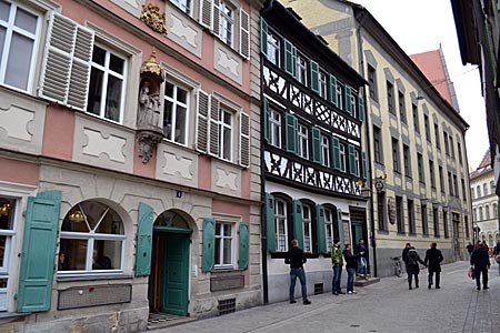 Bamberg - Ort der Einkehr: Traditionsbrauhaus Schlenkerla (Mitte), Heimat des gewöhnungsbedürftigen Rauchbieres