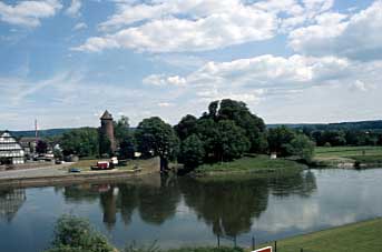 Deutschland Weserbergland Flussufer