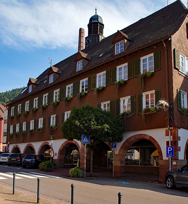 Alpirsbach Das Rathaus mit Arkaden