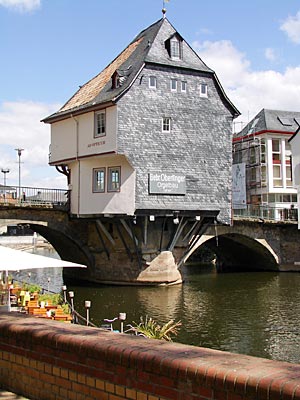 Rheinland-Pfalz - Bad Kreuznach - Auf der Nahebrücke, die um 1300 errichtet wurde, hocken diese historischen Kaufmannshäuser, die teilweise mit Schiefer verkleidet sind, auf den Brückenpfeilern