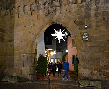 Hinter Mauern und Toren verbirgt sich der Weihnachtsmarkt in Freinsheim