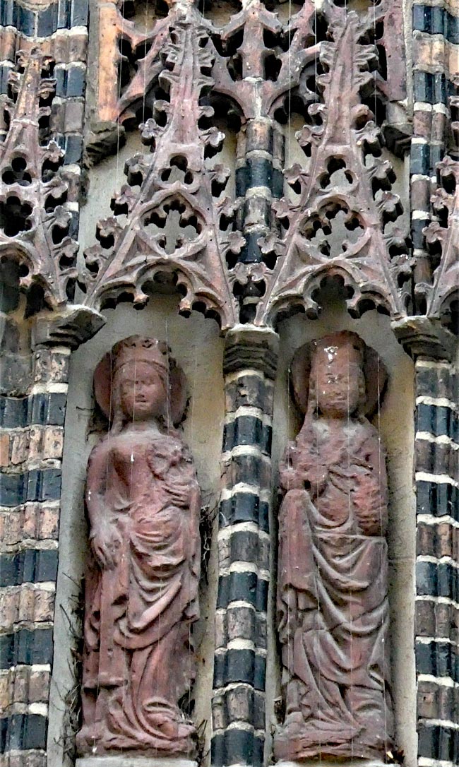 Brandenburg - Neustadt, St. Katharinenkirche, Repliken der einzigen beiden original mittelalterlichen monumentalen Terrakottaskulpturen am Chor, links hl. Katharina mit dem Rad