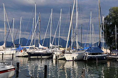 Segelboote im Yachthafen in Prien vor der Kampenwand, Chiemsee, Bayern