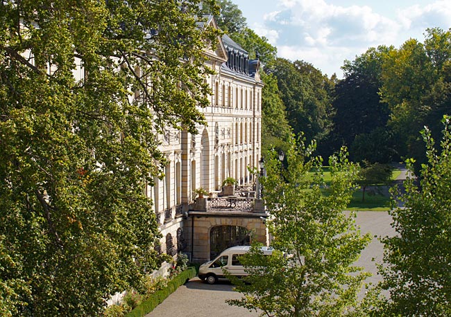 Donaueschingen - Blick in den formalen Schlossgarten mit Schloss