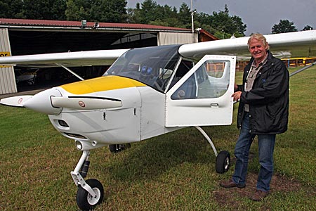 Emsland - Georg Rüschendorf von Nordwestflug mit seinem Ultraleichtflieger auf dem Flugplatz Dankern