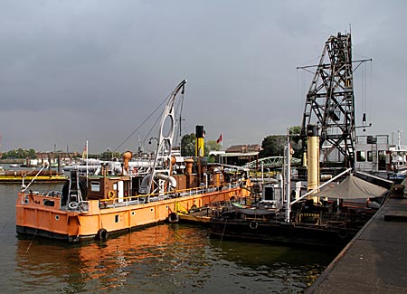 Hamburg - historische Schiffe - Schutendampfsauer SAUGER IV und Schwimmdampfkran SAATSEE