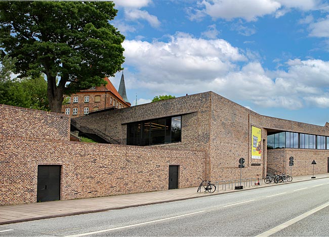 Hansemuseum Lübeck - Der Ziegelbau von 2015 soll an die ehemalige Stadtmauer erinnern, dahinter liegt das einstige Burgkoster