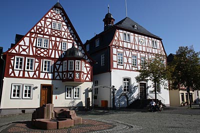 Hunsrück-Radweg - links Amtshaus, rechts Rathaus in Kirchberg am Marktplatz