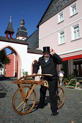 Hunsrück-Radweg - der Stadtführer, Herr Wagner, verkleidet als Karl Friedrich Freiherr von Drais mit einer Draisine