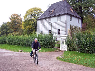 Deutschland - Weimar - der Radweg führt direkt an Goethes Gartenhaus in Weimar vorbei