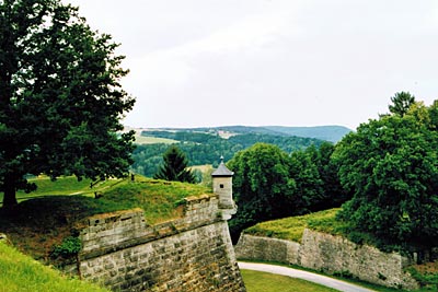 Deutschland - Kronach - Festung im Grünen: Von den Bastionen reicht der Blick bis zu den Hügeln des Frankenwaldes