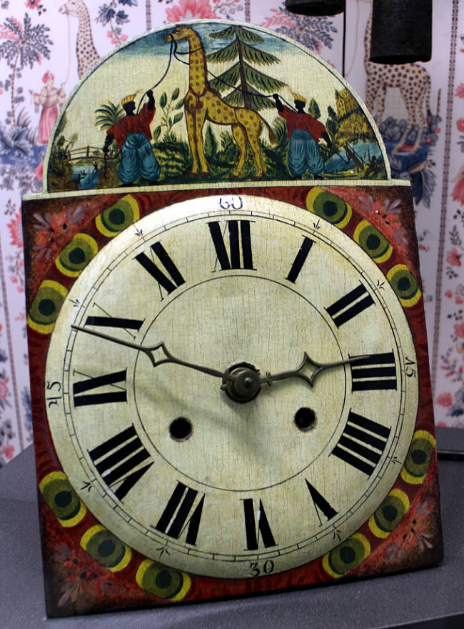 Furtwangen Deutsches Uhrenmuseum - Lackschilduhr mit Giraffe für den französischen Markt, 1827