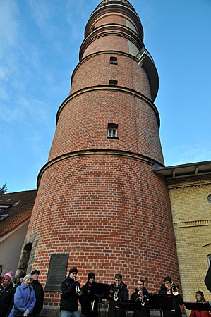 Lübeck - Heiligabend in Travemünde: Bläser vor dem Alten Leuchtturm