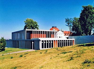 Deutschland - Marbach - Akropolis oberhalb von Marbach: das neue Literaturmuseum der Moderne, erbaut von David Chipperfield; im Hintergrund der Vorgängerbau aus dem 19. Jahrhundert