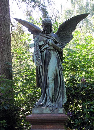 Hamburg - Ohlsdorfer Friedhof - Engelsstatue mit Palmwedel