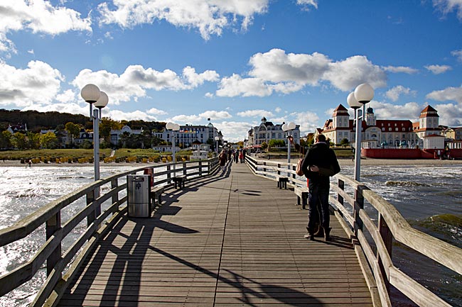 Rügen - Blick von der Seebrücke auf die Strandpromenade von Binz mit dem Kurhaus