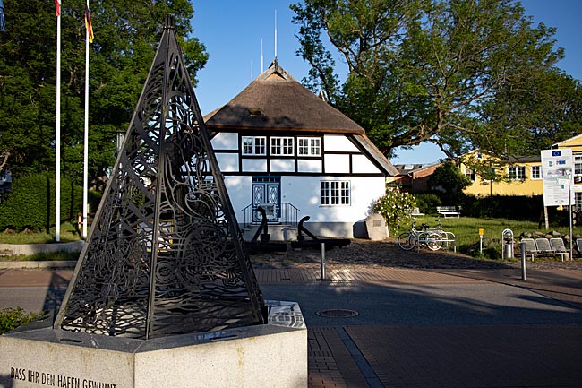 Göhren auf Rügen - Heimatmuseum in der Strandstraße, im Vordergrund der Sagenbrunnen