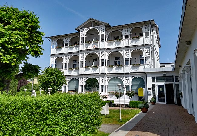 Göhren auf Rügen - Bäderarchitektur in der Poststraße: das Hotel Alexa, ein Beispiel unter vielen