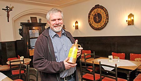 Tölzer Land - Spezialität der  Enzianbrennerei Schwaighöfer ist der Tölzer Leonhardischnaps, den Clauß Janssen auch gern in der historischen Weinstube des Hauses serviert