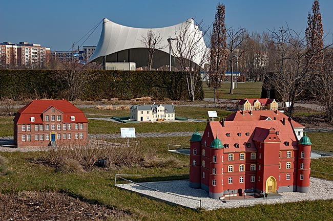 Rostock - Miniaturhäuser im Rosengarten, im Hintergrund die Parkbühne