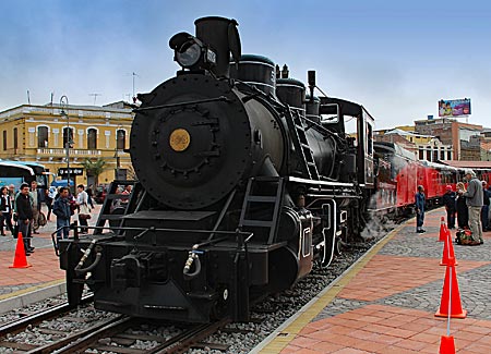 Ecuador - Tren Crucero - ölbefeuerte Lok in Riobamba