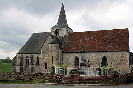 Frankreich - kleine Kirche in Ménerval