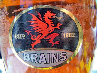 Wales - Celtic Trail - Brains, die walisische Biermarke mit dem roten walisischen Drachen