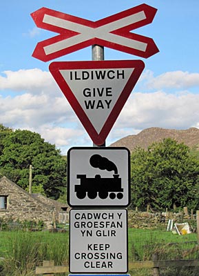 Wales - öffentliches Schild in Walisisch und Englisch