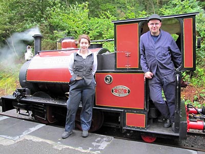 Wales - Talyllyn Railway - Lokführer Andy Young und Heizerin Sarah Foster