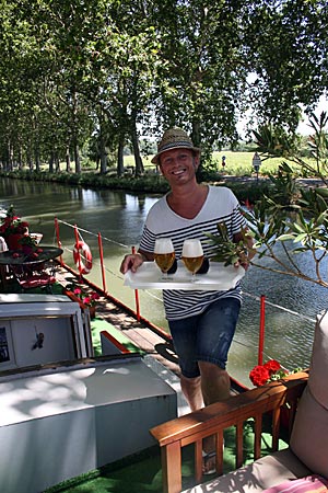 Frankreich - Canal du Midi - Das Hausboot L’Appart des Anges“ in Cers ist eine kleine Pension mit drei Doppelzimmern und Swimmingpool auf dem Dach (108 Christophe, einer der beiden Besitzer, serviert Radfahrern kühle Getränke)