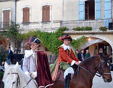 Frankreich - Gascogne - Bereit die Flamme des Armagnacs durch die Region zu tragen: Zwei Neu-Musketiere auf dem Fest in Labastide