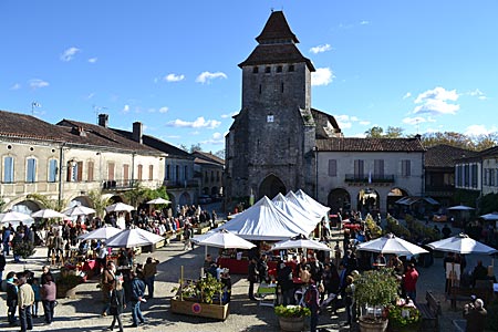 Frankreich - Gascogne - Ein Dorf im Zeichen des Alkohols: Blick auf den Platz von Labastide, auf dem das Armagnac-Fest stattfindet