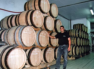 Frankreich - Champagne - Traditionelle Lagerung: José Velasco, Chef-Winzer bei Fleury, dem ersten Betrieb, der auf biologisch-dynamischen Anbau umgestellt hat, zeigt stolz die alten Eichenfässer
