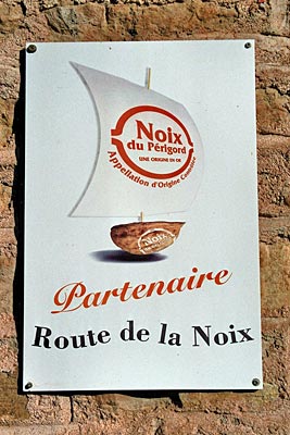 Frankreich - Correze - Die Nuss im Zentrum: Mit dieser Tafel machen die Partner der Nuss-Straße (Pensionen, Restaurants etc.) auf sich aufmerksam