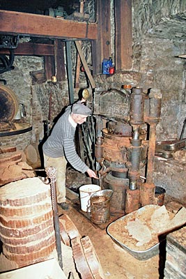Frankreich - Correze - Wie ein Bild aus vergangenen Zeiten: Jean-Luc Castagné beim Prüfen seines Walnuss-Öls