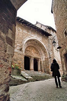 Frankreich - Correze - In diesen Gassen wurden schon historische Stoffe verfilmt: Carennac mit seiner romanischen Kirche