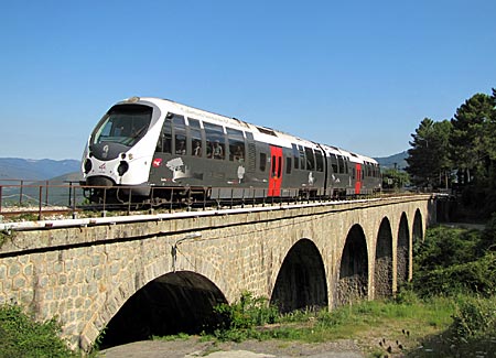 Korsika - Neuer Zug auf alter Brücke bei Venaco